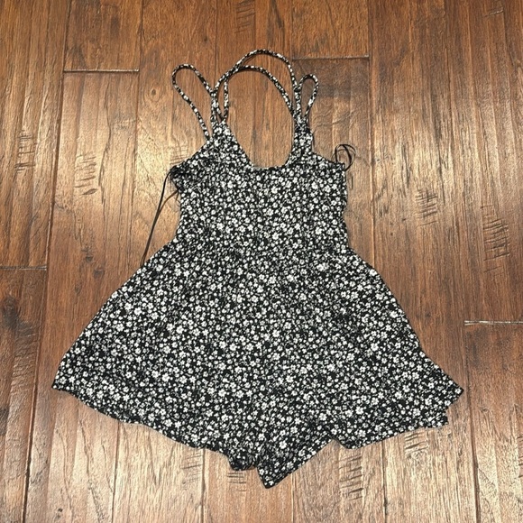XS URBAN OUTFITTERS Spaghetti Strap Romper Floral Black and White Dress - Picture 7 of 7